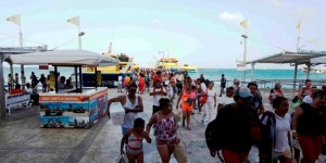 Reportan las navieras llenos totales en cruces a Isla Mujeres: Roberto Borge