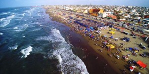 Miles de personas continúan disfrutando de la playa de Coatzacoalcos