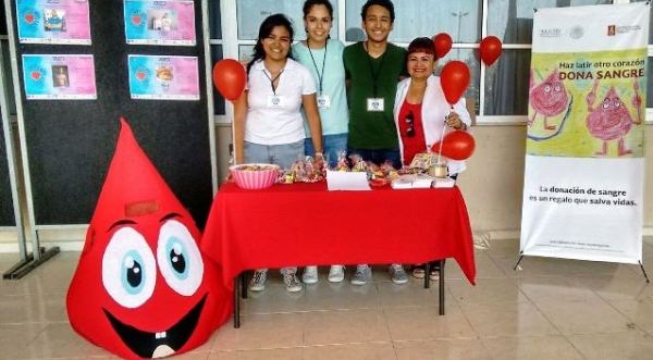 Donan sangre universitarios