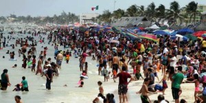 Vacacionistas llenan playas de Progreso Yucatán