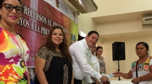 Se realiza la primera entrega de apoyos a manos artesanales en Quintana Roo 2016