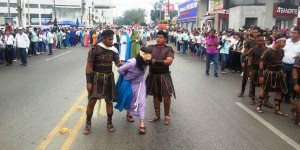 Jóvenes realizan 30 representaciones del Viacrucis en la capital de Tabasco