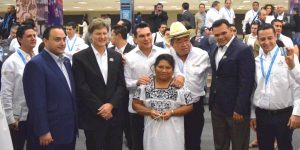 Visitan el Secretario de Turismo y gobernadores stand de Campeche