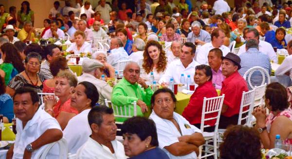 AMC convive con empleados