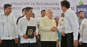 Encabeza Arturo Núñez ceremonia de afiliación de 160 mil estudiantes de Tabasco al IMSS