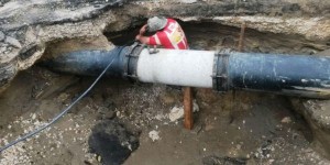 Repara SAS fuga y restablece servicio de agua potable en Centro