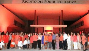 El Congreso de Yucatán se ilumina por la eliminación de la violencia contra la mujer