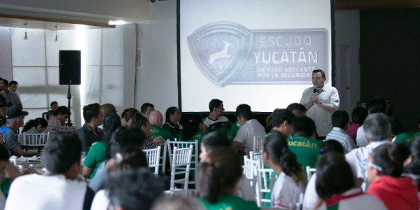 Deportistas con escudo yucatan