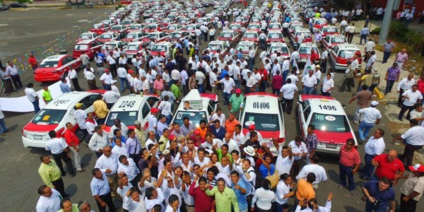 Hector Yunes con taxistas boca del rio