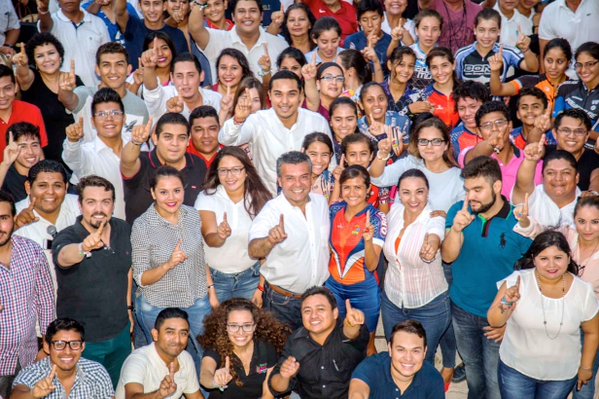 Mauricio Gongora con los jovenes