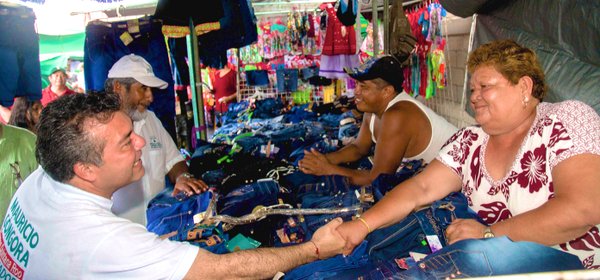 Mauricio Gongora con tianguistas