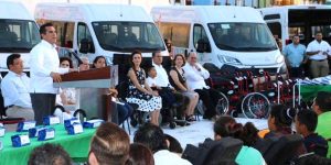 Gobernador y esposa entregan vehículos adaptados y aparatos funcionales para personas con discapacidad