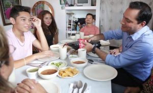 Alcalde de Mérida comparte con familia la comida y la felicidad de tener un nuevo cuarto-habitación