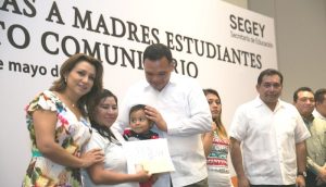 Madres estudiantes en Yucatán reciben becas económicas
