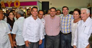 Visitan gobernadores de Tabasco y Campeche stand del Congreso
