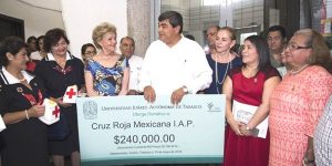 Recibe Graciela Trujillo donativo de la UJAT a la Cruz Roja Mexicana