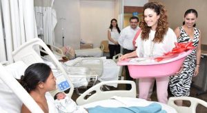 Christelle Castañón de Moreno felicita a mujeres que dieron a luz en hospital general de Campeche