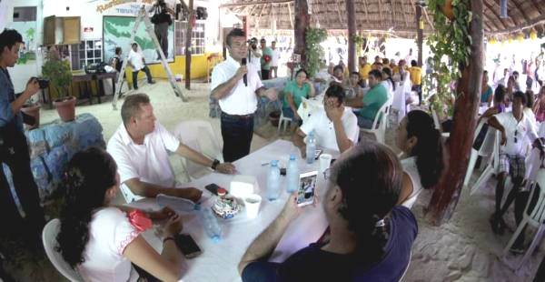 Mauricio en campaña isla holbox