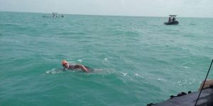 Gran hazaña de Samuel Neri, nadando 47 kilómetros en la bahía de Chetumal