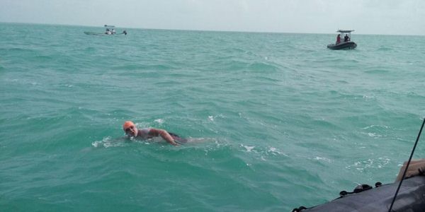 Nadando cruzo la bahia de chetumal