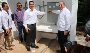 Moreno Cárdenas y director de CONAGUA entregan apoyos Hidroagricolas por 52.6 MDP