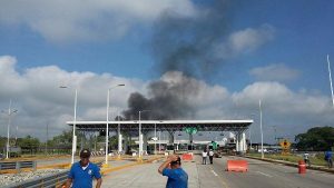 Cierran autopista Cadenas-Coatzacoalcos, pipa arde por ordeñada dentro de gasolinera