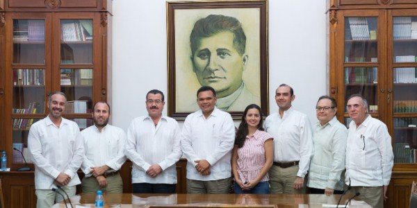 Autoridades estatales e industriales de Yucatan