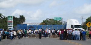 Bloquean maestros carretera  Federal Villahermosa a Escárcega