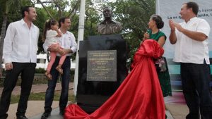 Devela Paul Carrillo escultura de Don Roberto Gómez Bolaños en Cancún