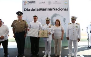 Con guardias de honor y ofrendas florales, honran a la Marina en Yucatán