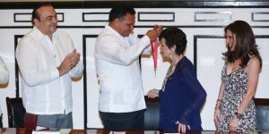 Recibe Bertha de la Peña Casares la Medalla Cultura Yucatán 2016