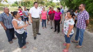 Rolando Zapata visita a vecinos del fraccionamiento Chenkú