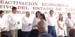 Entrega Arturo Núñez los primeros apoyos para combatir la crisis en Tabasco
