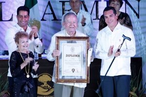 Gobernador y Alcalde entregan la medalla al Mérito Ciudadano “Ciudad del Carmen 2016”