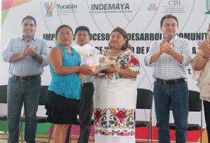 Entrega Indemaya apoyos a grupos artesanales del interior de Yucatán