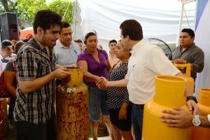 Se benefician habitantes de los Acachapan con programa de sustitución de tanques de gas
