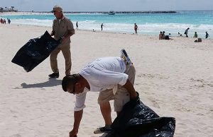 Refuerza gobierno municipal limpieza de playas públicas en Cancún