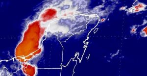 Se registran fuertes lluvias y vientos por el paso de la Onda Tropical por Yucatán