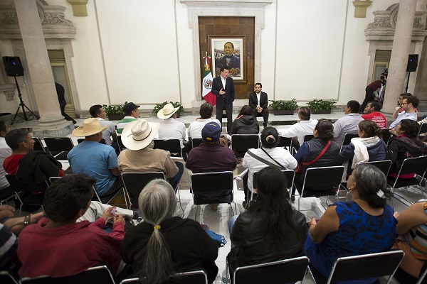 Osorio con familiares de estudiantes de Ayotzinapa