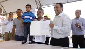 Encabeza el gobernador la entrega de 500 escrituras a familias quintanarroenses