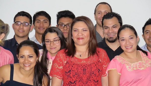 Adriana con jovenes emprendedores Yucatan