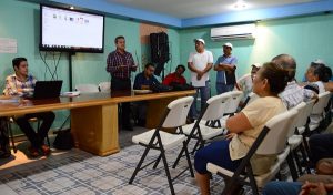 Asisten locatarios de Pescados y Mariscos a junta informativa con autoridades de Centro