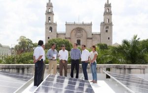 Mauricio Vila pone en servicio 258 paneles solares en el Palacio Municipal de Mérida