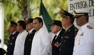 Recibe el gobernador réplica de la bandera de la Fuerza Aérea expedicionaria mexicana, Escuadrón 201