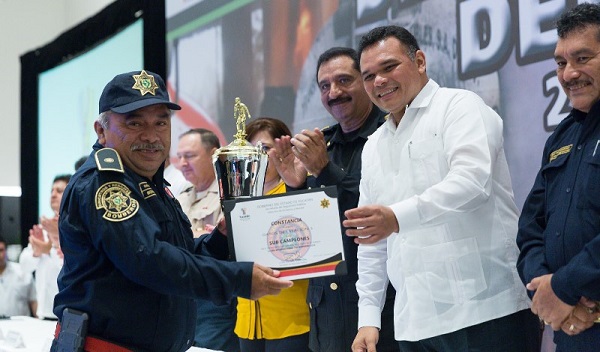 Bomberos yucatecos reciben reconocimientos