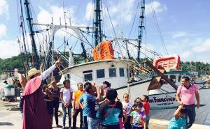 Niños del Centro Comunitario disfrutaron del curso de verano la visita al Puerto y Faro de Lerma
