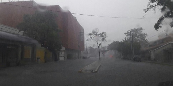 Centro lluvias con relampagos