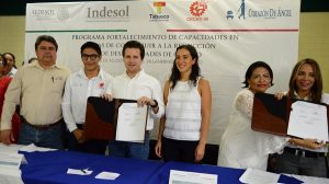 Participan Gaudiano y Martel en firma de convenio a favor de las mujeres de Centro