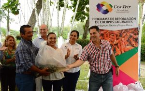 Entrega ayuntamiento de Centro crías de tilapia a productores pesqueros