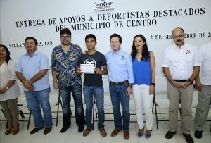 Entrega Ayuntamiento de Centro apoyos económicos a jóvenes deportistas